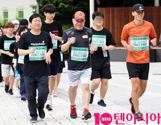 최인혁 네이버최고운영 책임자, 윤홍근 BBQ 대표,가수 션이 30일 오전 서울 동작구 노들나루공원에서 진행된 ‘아이스버킷 챌린저 런’ 행사에 참석하고 있다.