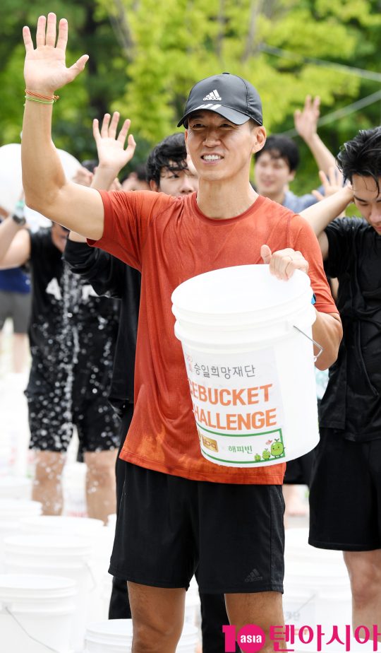 가수 션이 30일 오전 서울 동작구 노들나루공원에서 진행된 ‘아이스버킷 챌린저 런’ 행사에 참석하고 있다.