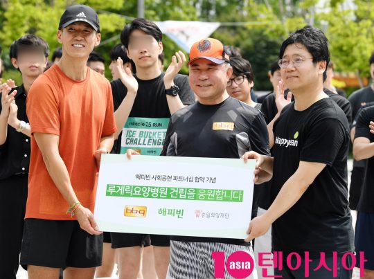 가수 션, 윤홍근 BBQ 대표,최인혁 네이버최고운영 책임자가 30일 오전 서울 동작구 노들나루공원에서 진행된 ‘아이스버킷 챌린저 런’ 행사에 참석하고 있다.