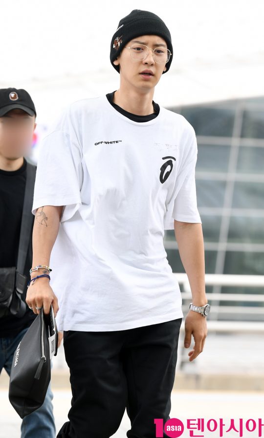 그룹 엑소 찬열이 30일 오후 팬사인회 참석차 인천국제공항을 통해 중국으로 출국하고 있다.