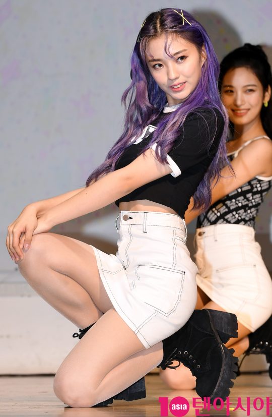 걸그룹 버스터즈(민지,형서,지수,채연,예서) 예서가 31일 오후 서울 가양동 호서예술실용전문학교 대강당에서 열린 새로운 앨범 ‘Pinky Promise’ 쇼케이스에 참석해 멋진공연을 선보이고 있다.
