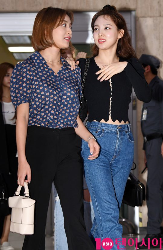 걸그룹 트와이스(나연, 정연, 모모, 사나, 지효, 미나, 다현, 채영, 쯔위) 지효와 나연이 31일 오후 일본 싱글 4집 ‘HAPPY HAPPY’ 발매기념 하이터치회 마치고 김포국제공항을 통해 입국하고 있다.