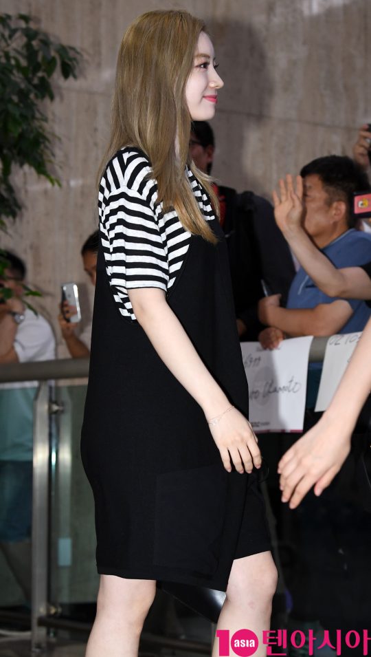 걸그룹 트와이스(나연, 정연, 모모, 사나, 지효, 미나, 다현, 채영, 쯔위) 다현이 31일 오후 일본 싱글 4집 ‘HAPPY HAPPY’ 발매기념 하이터치회 마치고 김포국제공항을 통해 입국하고 있다.