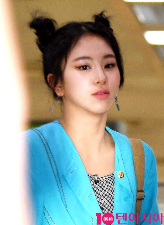 걸그룹 트와이스(나연, 정연, 모모, 사나, 지효, 미나, 다현, 채영, 쯔위) 채영이 31일 오후 일본 싱글 4집 ‘HAPPY HAPPY’ 발매기념 하이터치회 마치고 김포국제공항을 통해 입국하고 있다.