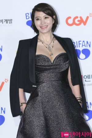 '모친 빚투' 김혜수, 모범납세자까지 된 '개념 배우'의 곤욕에 응원 물결