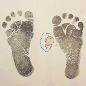 '하하 ♥' 별, 생후 3일된 셋째 발도장 공개...“딸 바보 예약”