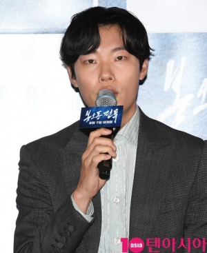 '봉오동 전투' 류준열 “제대로 먹지도 자지도 못했을 독립군에 &#39;울컥&#39;”