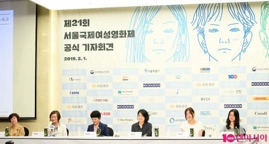 김은실 이사장(왼쪽부터), 변재란 조직위원장, 박광수 집행위원장, 권은선 프로그램위원장, 배주연 프로그래머, 권은혜 프로그래머