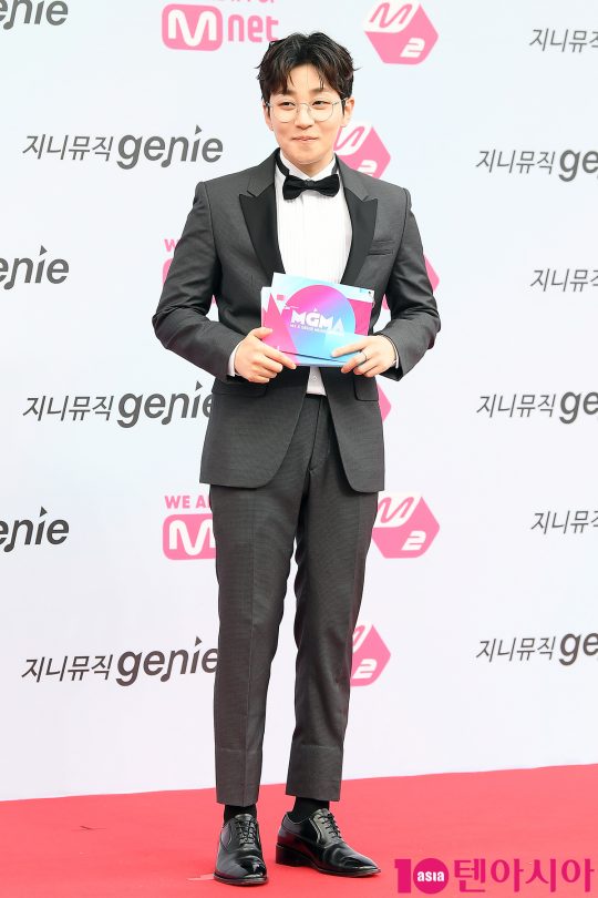 가수 딘딘
