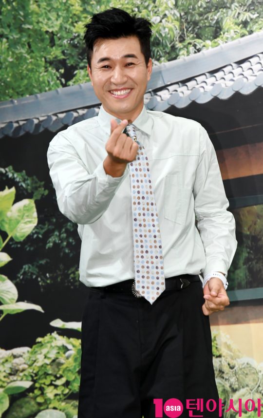 김종민이 2일 오후 서울 강남구 논현동 임피리얼 팰리스 호텔에서 열린 MBN 신규 예능 프로그램 ‘자연스럽게’ 제작발표회에 참석하고 있다.