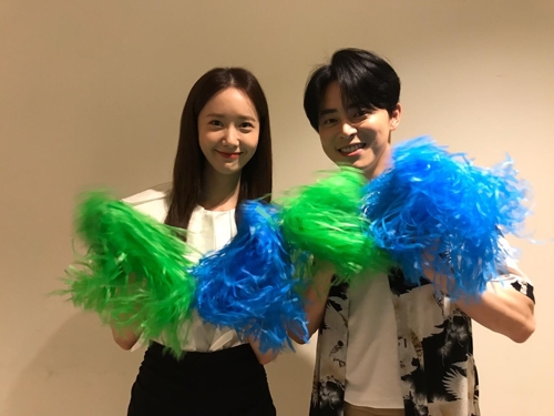 임윤아(왼쪽), 조정석의 200만 감사 인증샷./사진제공=CJ엔터테인먼트