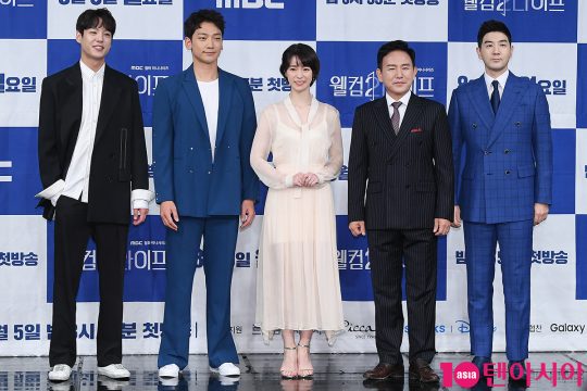 배우 곽시양(왼쪽부터), 정지훈, 임지연, 손병호, 한상진이 5일 오후 서울 상암동 MBC 골든마우스홀에서 열린 MBC 새 월화드라마 ‘웰컴2라이프’ 제작발표회에 참석했다./이승현 기자 Ish87@