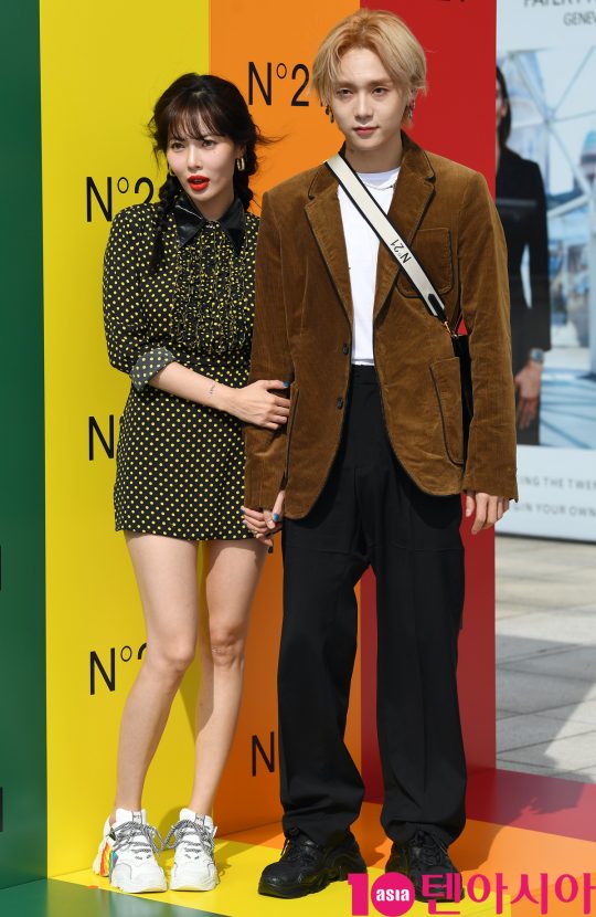 가수 현아와 이던 커플이 6일 오후 서울 압구정로 갤러리아 명품관 EAST 광장에서 열린 N21의 포토콜 행사에 참석하고 있다.