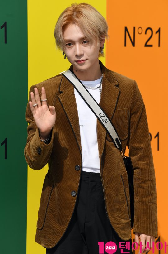 가수 이던이 6일 오후 서울 압구정로 갤러리아 명품관 EAST 광장에서 열린 N21의 포토콜 행사에 참석하고 있다.