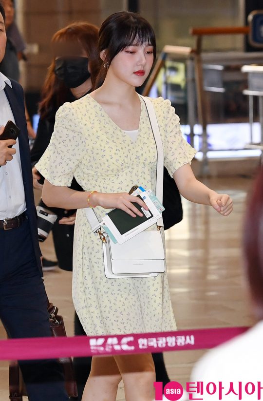 걸그룹 여자친구(소원, 예린, 은하, 유주, 신비, 엄지) 예린이 8일 오전 K-FES2019 공연 참석차 김포국제공항을 통해 일본으로 출국하고 있다.