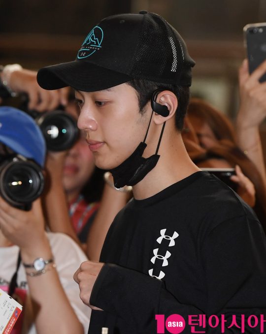 그룹 워너원 출신 라이관린이 8일 오전 해외일정 참석차 김포국제공항을 통해 중국으로 출국하고 있다.