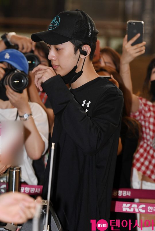 그룹 워너원 출신 라이관린이 8일 오전 해외일정 참석차 김포국제공항을 통해 중국으로 출국하고 있다.