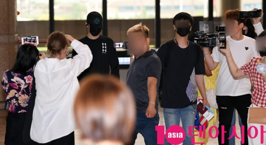 그룹 워너원 출신 라이관린이 8일 오전 해외일정 참석차 김포국제공항을 통해 중국으로 출국하고 있다.