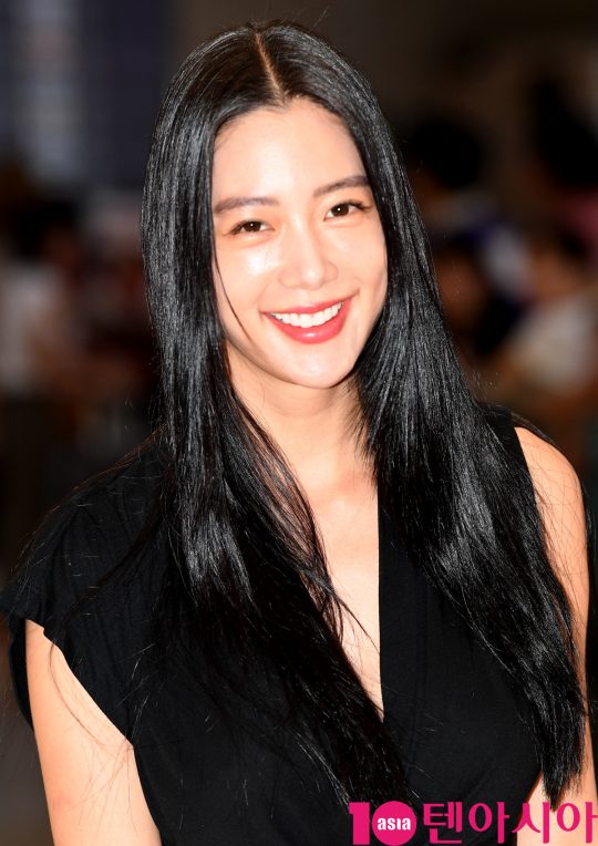 배우 클라라가 8일 오후 해외일정을 마치고차 김포국제공항을 통해 입국하고 있다.