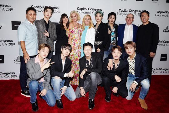 이수만 프로듀서(왼쪽 위부터 시계방향 ), NCT 127 재현, 캐피톨 레코즈 COO 미쉘 쥬빌리어(Michelle Jubelier), 가수 케이티페리, 캐롤라인 대표 재클린 새턴(Jacqueline Saturn), NCT 127 태용, 유타, 캐피톨 뮤직 그룹 회장 스티브 바넷(Steve Barnett), 김영민 SM엔터테인먼트 그룹 총괄사장, NCT 127 해찬, 태일, 쟈니, 도영, 마크 / 사진제공=SM엔터테인먼트