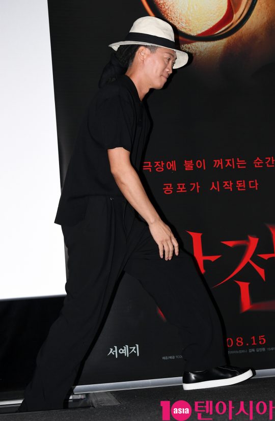 배우 진선규가 8일 오후 서울 한강로3가 CGV 용산아이파크몰점에서 열린 영화 ‘암전’ 언론시사회에 참석하고 있다.
