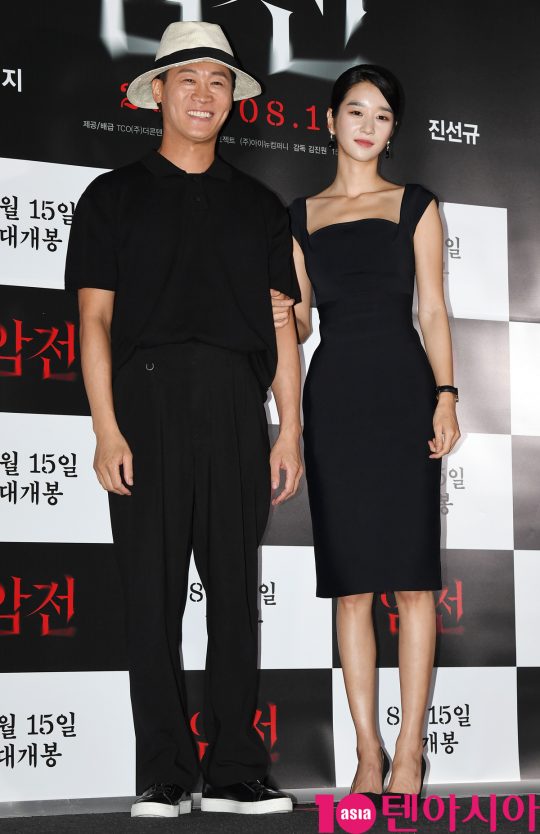 배우 진선규와 서예지가 8일 오후 서울 한강로3가 CGV 용산아이파크몰점에서 열린 영화 ‘암전’ 언론시사회에 참석하고 있다.