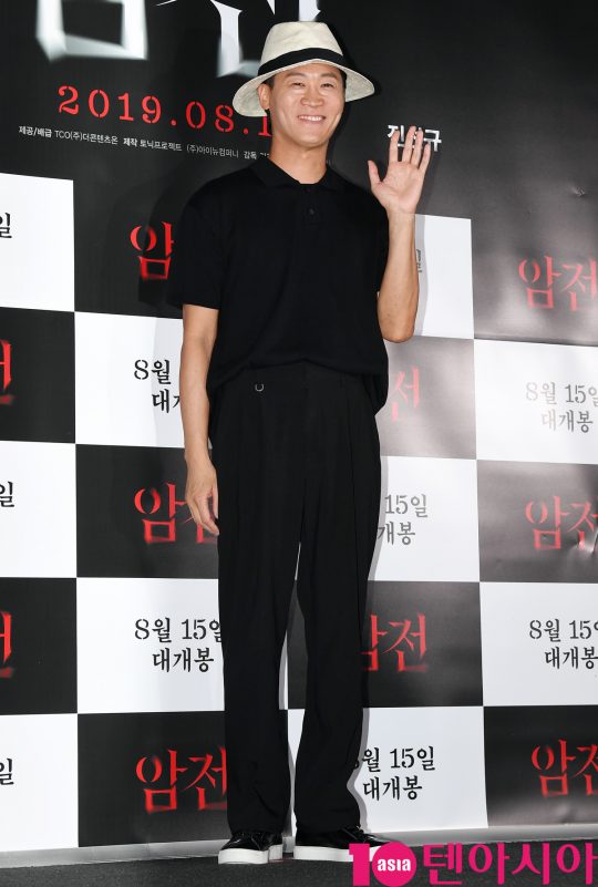 배우 진선규가 8일 오후 서울 한강로3가 CGV 용산아이파크몰점에서 열린 영화 ‘암전’ 언론시사회에 참석하고 있다.