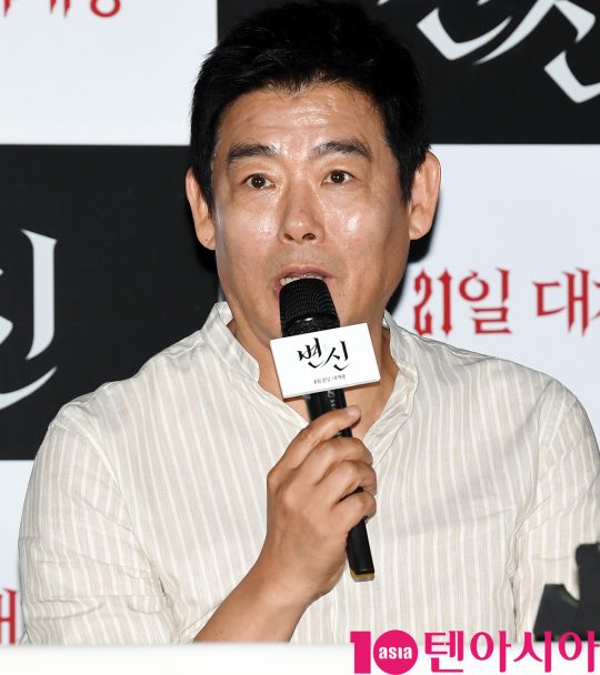 배우 성동일이 12일 오후 서울 자양동 롯데시네마 건대입구점에서 열린 영화 ‘변신’ 언론시사회에 참석하고 있다.