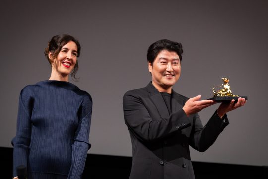 제72회 로카르노 국제 영화제에서에서 배우 송강호가 아시아 배우 최초로 엑설런스 어워드를 수상했다. /사진제공=로카르노국제영화제