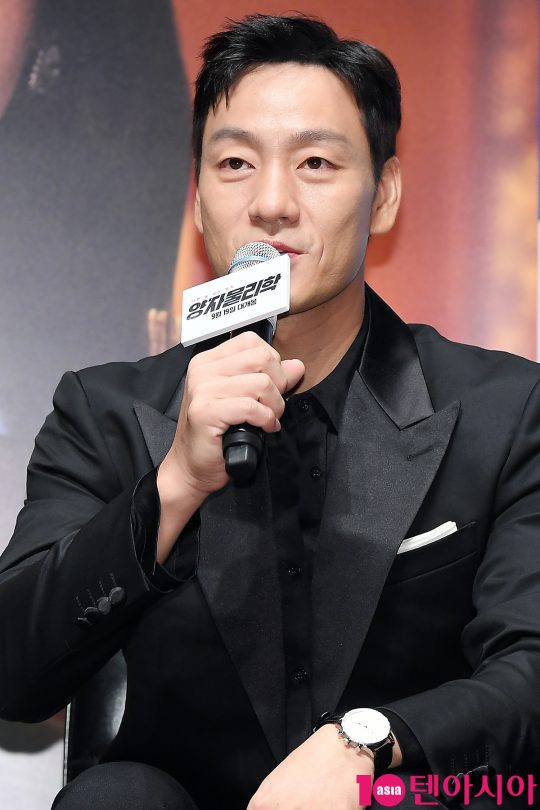 배우 박해수가 13일 오전 서울 신사동 압구정 CGV에서 열린 영화 ‘양자물리학’ 제작보고회에 참석해 인사말을 하고 있다.