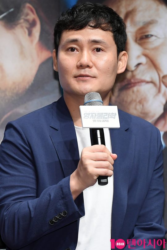 이성태 감독이 13일 오전 서울 신사동 압구정 CGV에서 열린 영화 ‘양자물리학’ 제작보고회에 참석해 인사말을 하고 있다.
