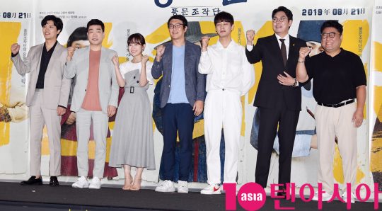 박희순,손현주,김슬기,김주호 감독,윤박,조진웅,고창석(왼쪽부터)이 13일 오후 서울 한강로3가 CGV 용산아이파크몰점에서 열린 영화 ‘광대들:풍문조작단’ 언론시사회에 참석하고 있다.