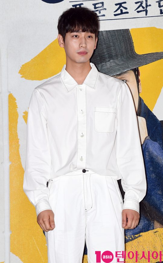 배우 윤박이 13일 오후 서울 한강로3가 CGV 용산아이파크몰점에서 열린 영화 ‘광대들:풍문조작단’ 언론시사회에 참석하고 있다.