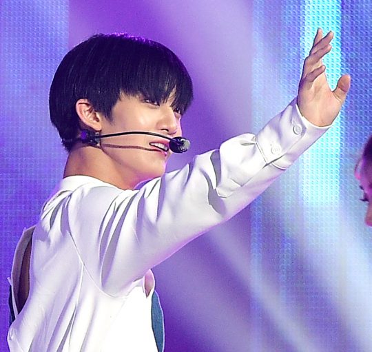 [TEN PHOTO]CIX 배진영 &#39;반가운 인사&#39;