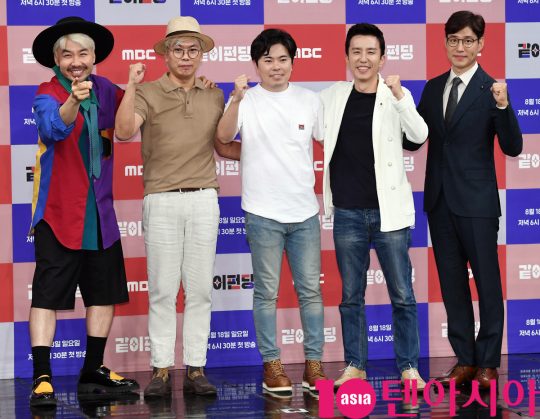 노홍철,김태호 PD, 현정완 PD,유희열,유준상(왼쪽부터)이 14일 오후 서울 상암동 MBC 골든마우스홀에서 열린 MBC 새 예능프로그램 ‘같이 펀딩’ 제작발표회에 참석하고 있다.