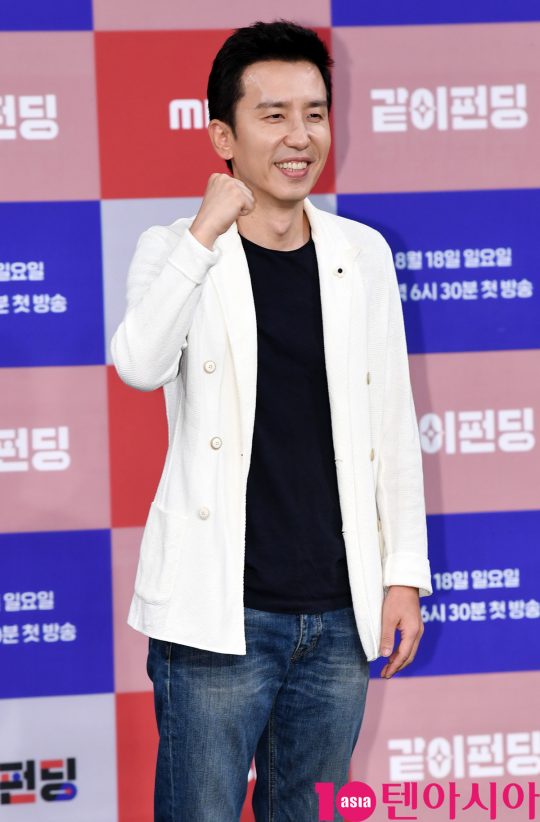 가수 유희열이 14일 오후 서울 상암동 MBC 골든마우스홀에서 열린 MBC 새 예능프로그램 ‘같이 펀딩’ 제작발표회에 참석하고 있다.