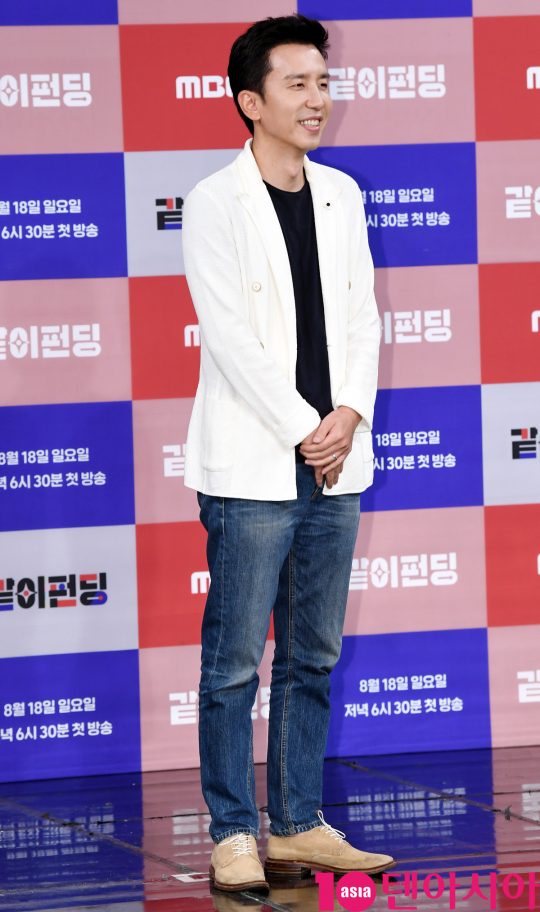 가수 유희열이 14일 오후 서울 상암동 MBC 골든마우스홀에서 열린 MBC 새 예능프로그램 ‘같이 펀딩’ 제작발표회에 참석하고 있다.