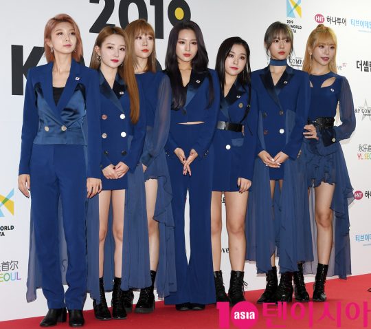 걸그룹 드림캐쳐가 15일 오후 서울 방이동 올림픽공원 체조경기장에서 열린 2019 케이월드 페스타 레드카펫 행사에 참석하고 있다.