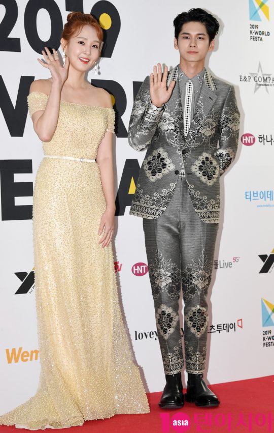 오정연과 옹성우가 15일 오후 서울 방이동 올림픽공원 체조경기장에서 열린 2019 케이월드 페스타 레드카펫 행사에 참석하고 있다.