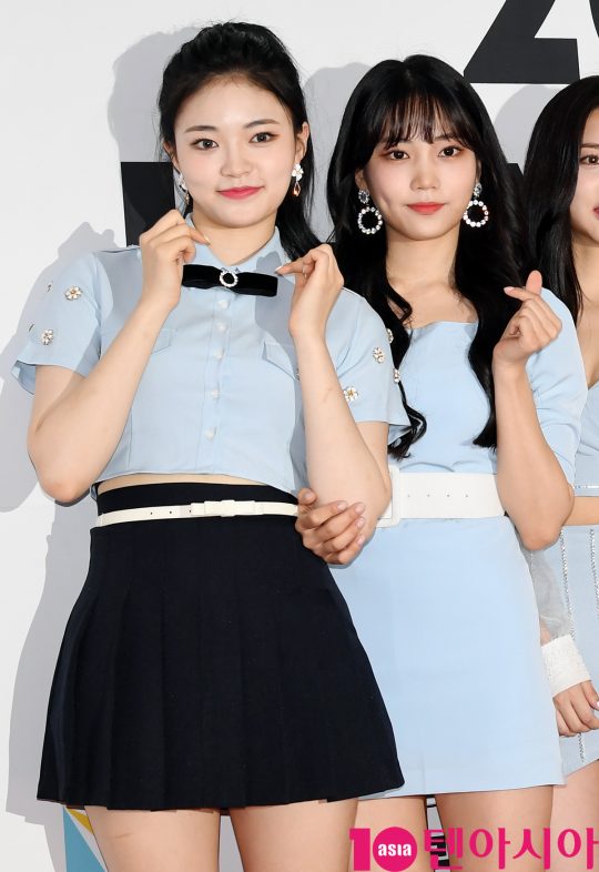다이아 솜이와 주은이 15일 오후 서울 방이동 올림픽공원 체조경기장에서 열린 2019 케이월드 페스타 레드카펫 행사에 참석하고 있다.