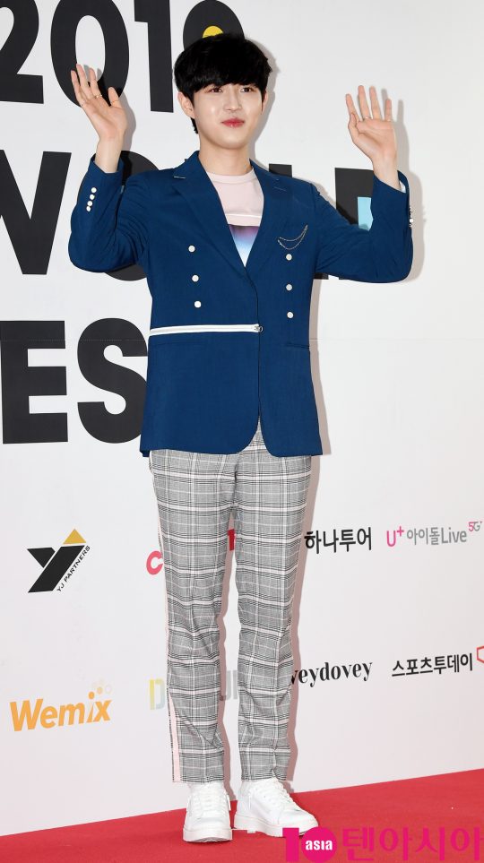 가수 김재환이 15일 오후 서울 방이동 올림픽공원 체조경기장에서 열린 2019 케이월드 페스타 레드카펫 행사에 참석하고 있다.