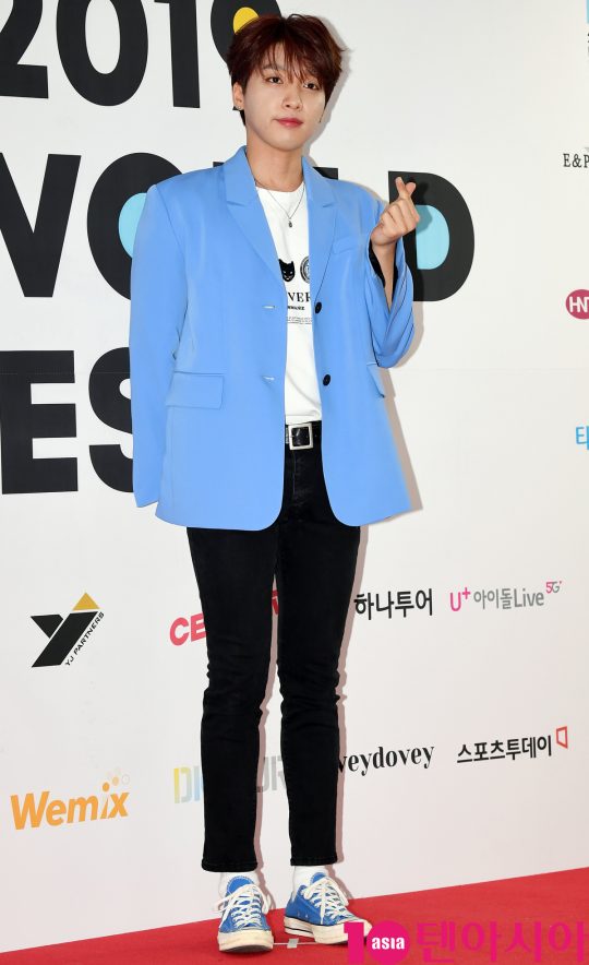 가수 정세훈이 15일 오후 서울 방이동 올림픽공원 체조경기장에서 열린 2019 케이월드 페스타 레드카펫 행사에 참석하고 있다.