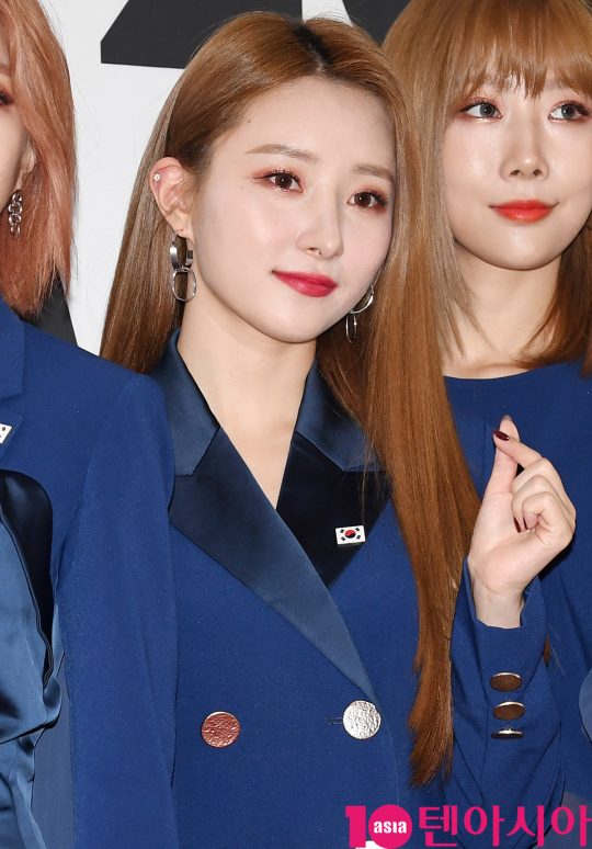 드림캐쳐 수아가 15일 오후 서울 방이동 올림픽공원 체조경기장에서 열린 2019 케이월드 페스타 레드카펫 행사에 참석하고 있다.