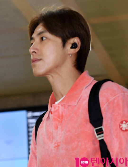 동방신기(TVXQ) 멤버 유노윤호가 19일 오후 일본 해외일정을 마치고 김포국제공항을 통해 입국하고 있다.