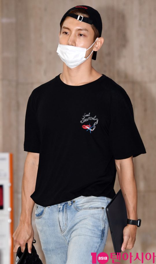 동방신기(TVXQ) 멤버 최강창민이 19일 오후 일본 해외일정을 마치고 김포국제공항을 통해 입국하고 있다.