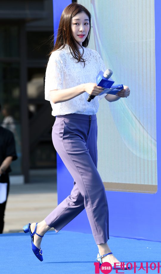 전 피겨 스케이팅 선수 김연아가 20일 오전 서울 방이동 올림픽공원 내 SK핸드볼경기장에서 열린 SK텔레콤 ‘노트10 론칭 세리머니’ 행사에 참석하고 있다.