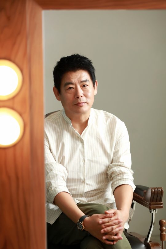 영화 ‘변신’에서 세 아이가 있는 집의 가장 강구 역을 연기한 배우 성동일./ 사진제공=(주)에이스메이커무비웍스