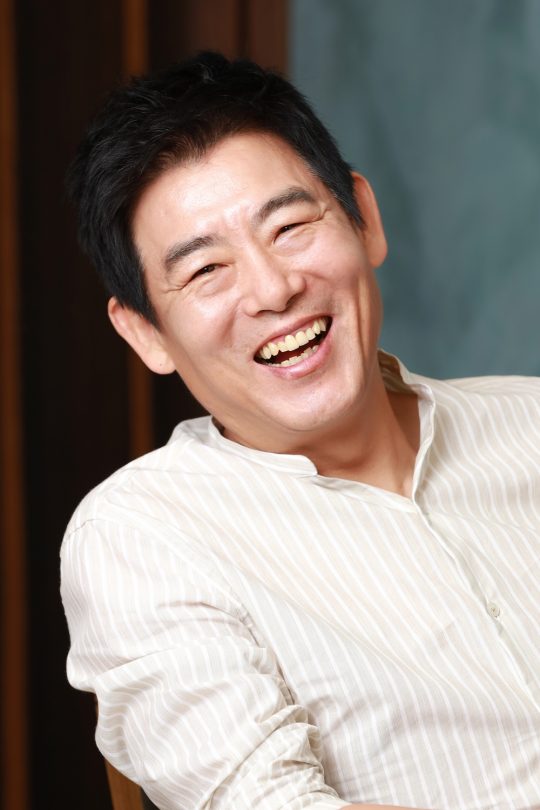 성동일은 “장치로 보여주던 잡스러운 액세서리들을 빼야 자연스러운 연기가 나온다”고 말했다./사진제공=(주)에이스메이커무비웍스