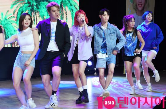 래퍼 키썸이 20일 오후 서울 청담동 일지아트홀에서 열린 4th 미니앨범 ‘yeah!술(예술)’ 발매 기념 쇼케이스에서 멋진공연을 선보이고 있다.