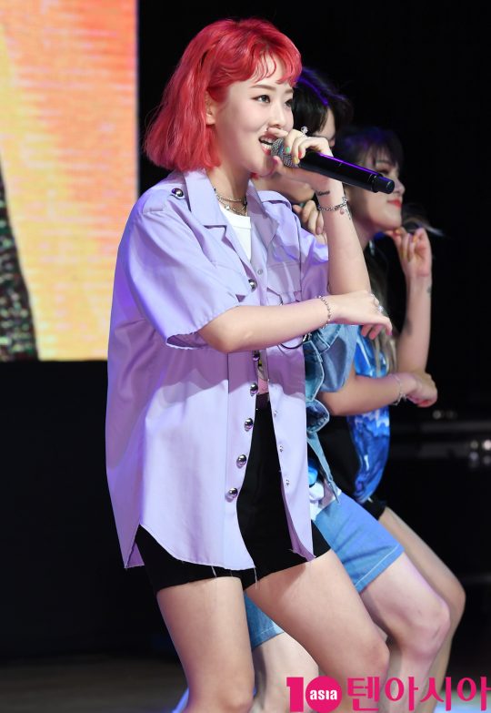 래퍼 키썸이 20일 오후 서울 청담동 일지아트홀에서 열린 4th 미니앨범 ‘yeah!술(예술)’ 발매 기념 쇼케이스에서 멋진공연을 선보이고 있다.